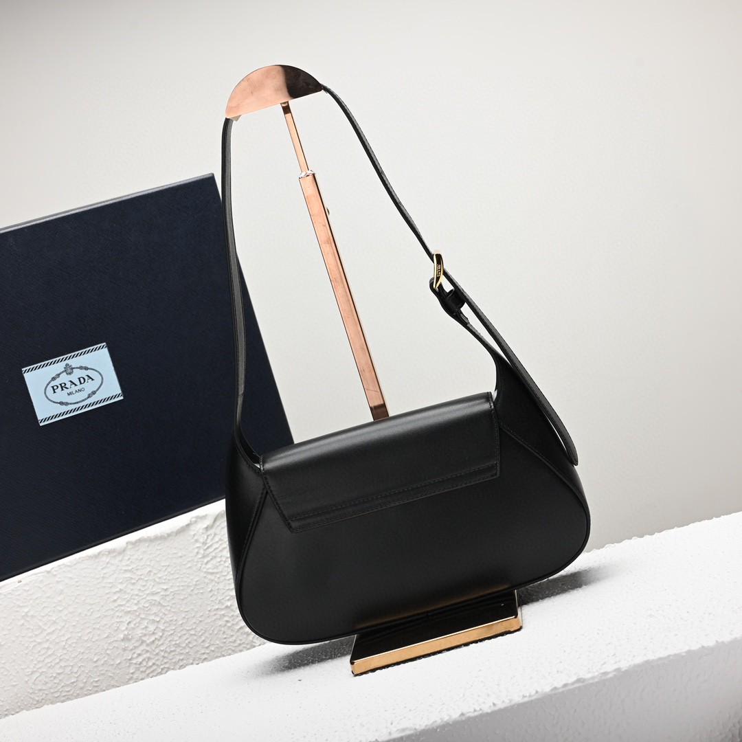 Prada-Baguette