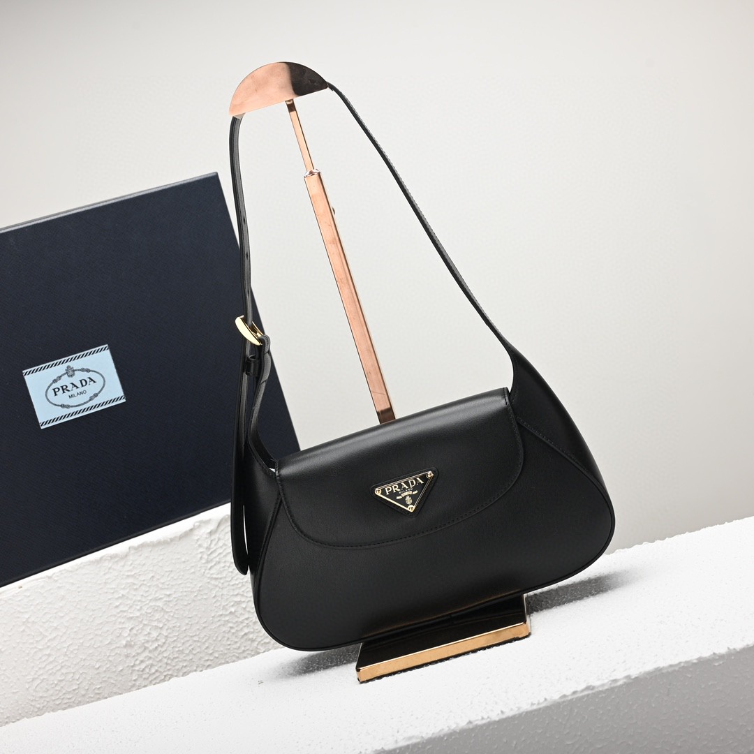 Prada-Baguette