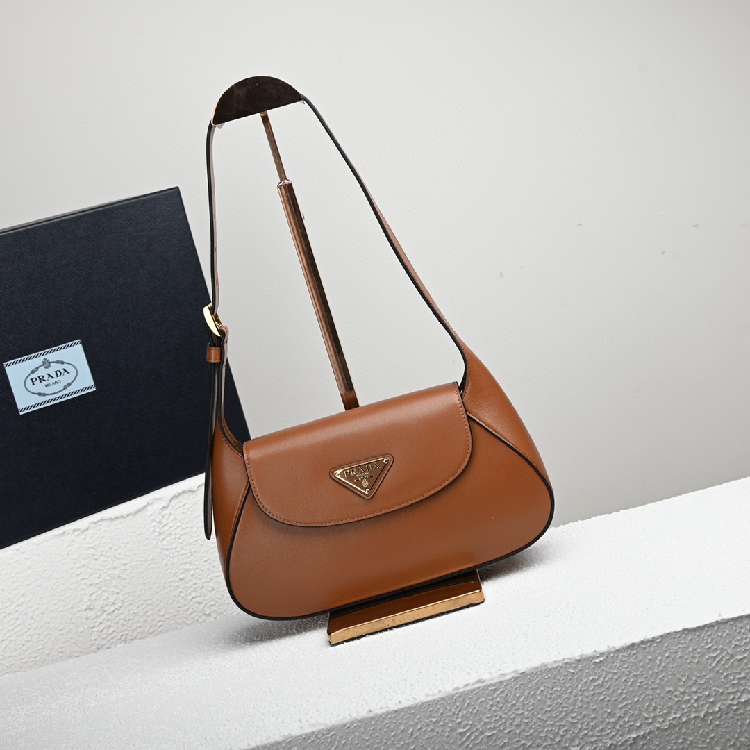 Prada-Baguette