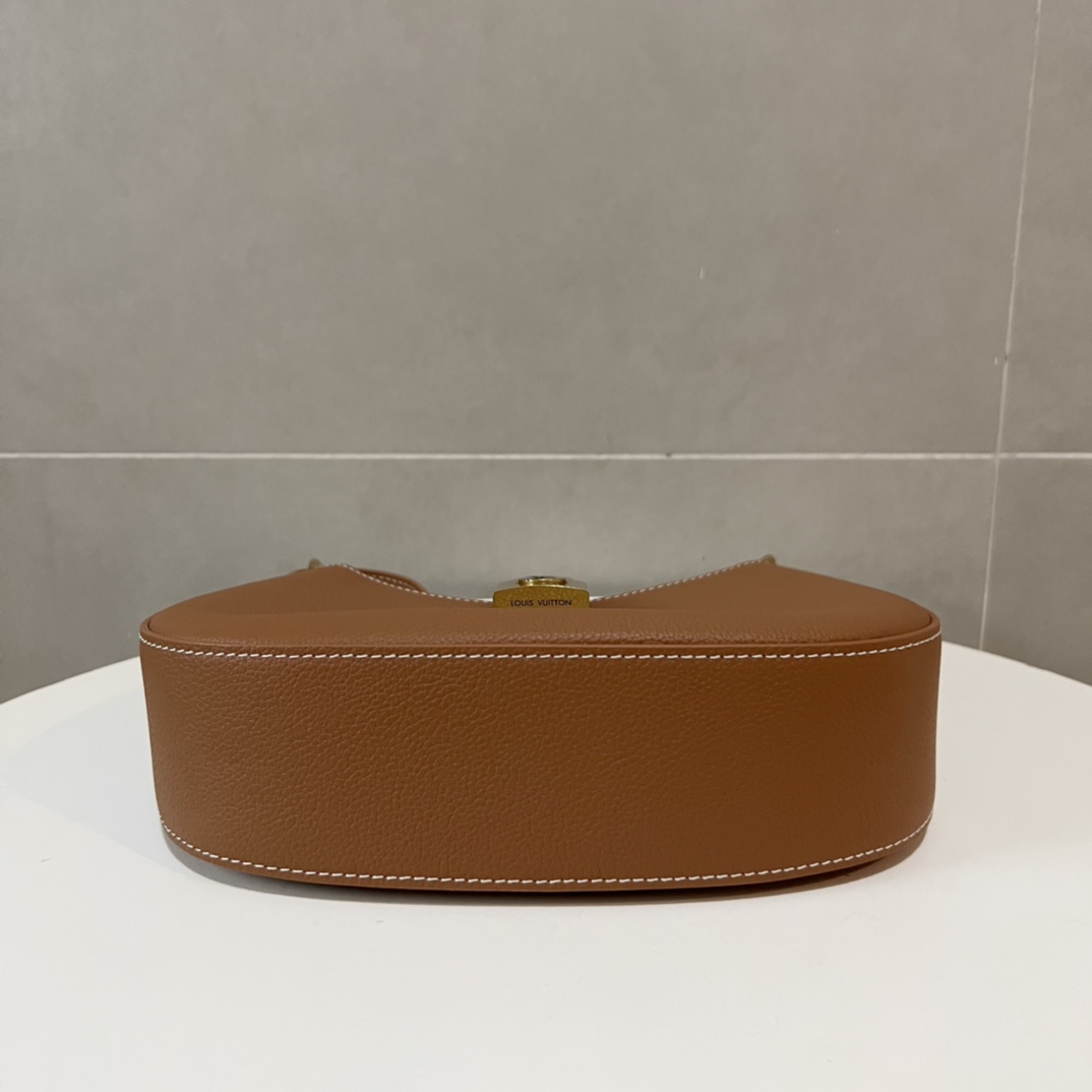 LV-low key shoulder bag