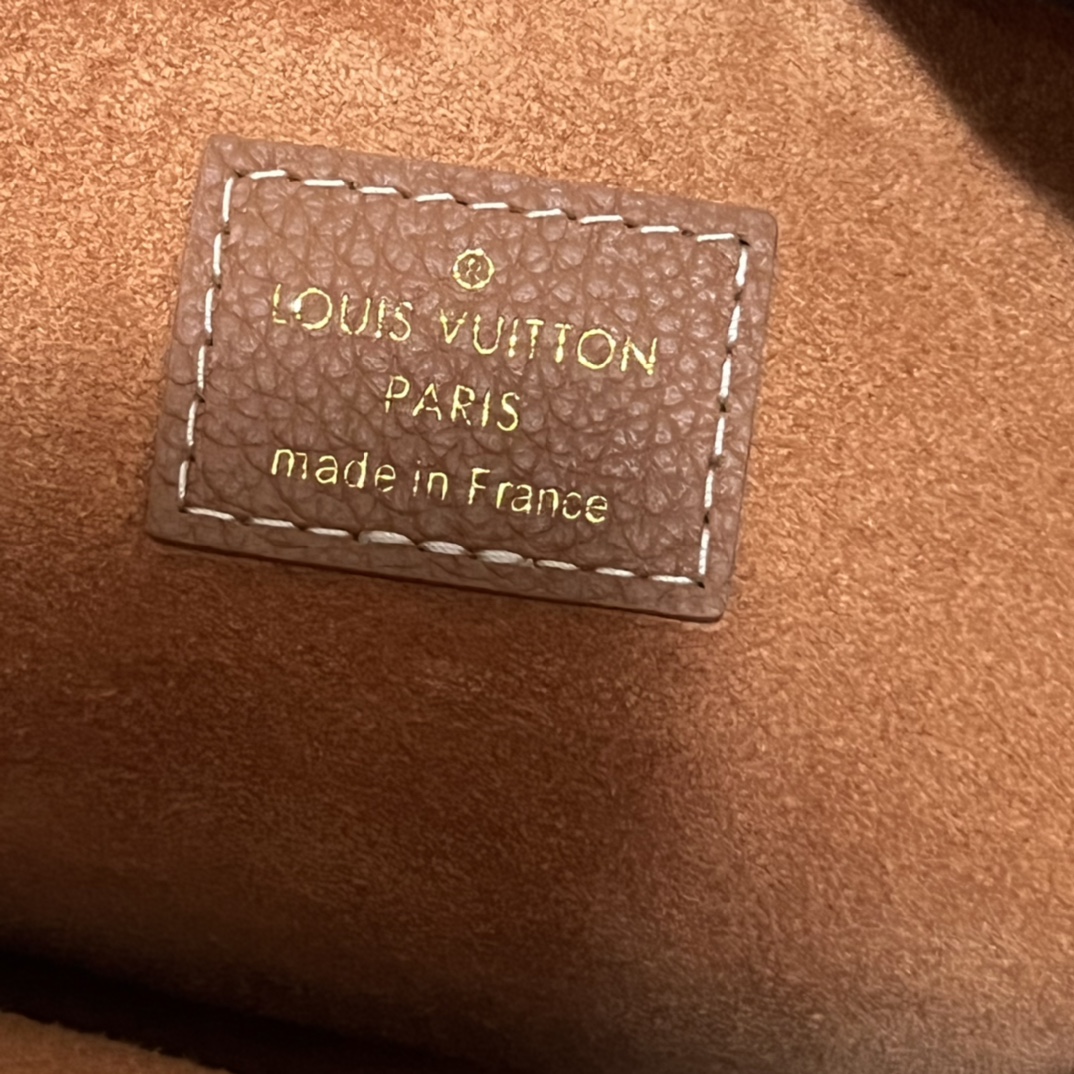 LV-low key shoulder bag