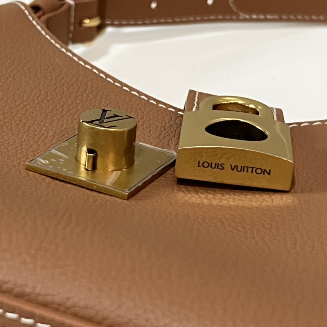 LV-low key shoulder bag