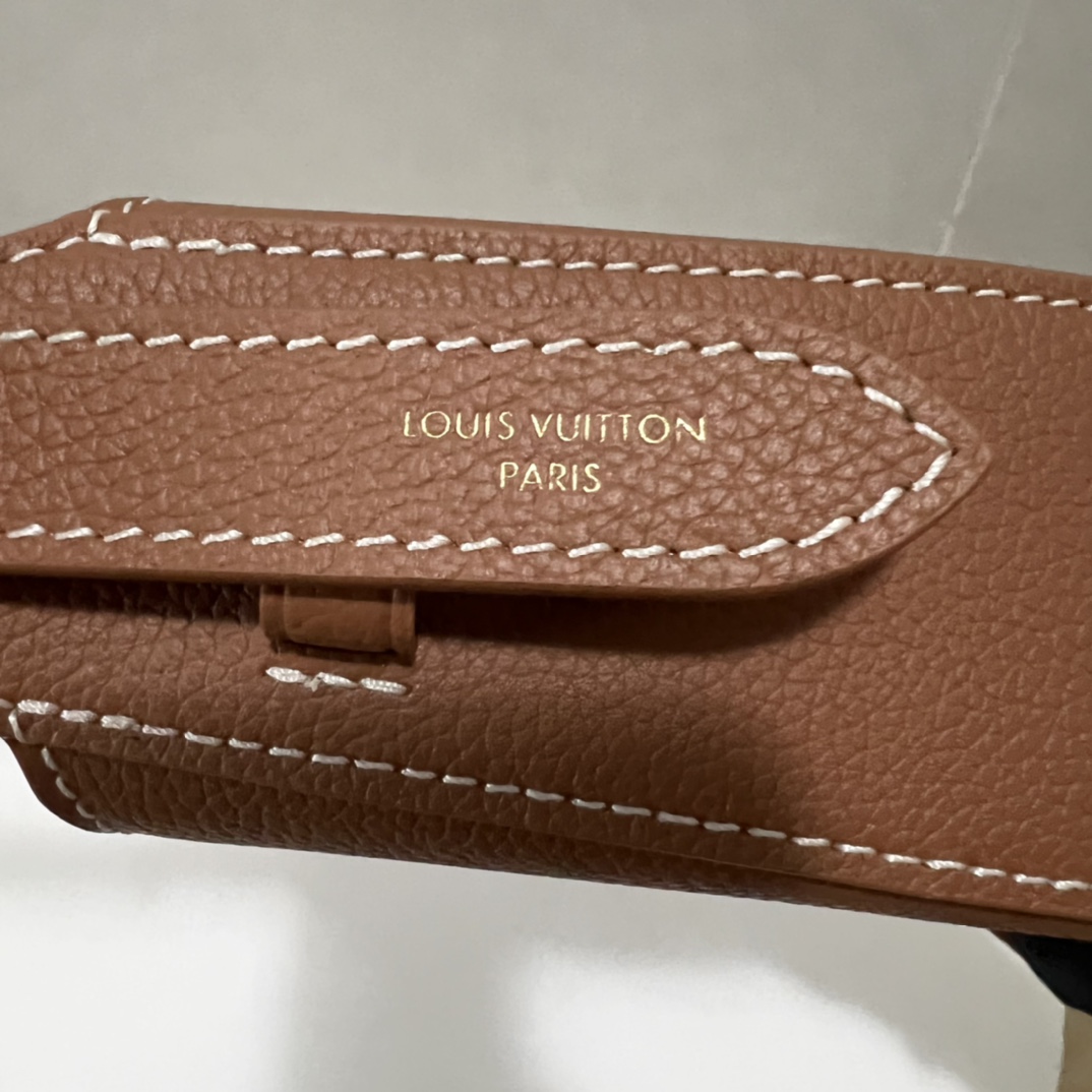 LV-low key shoulder bag