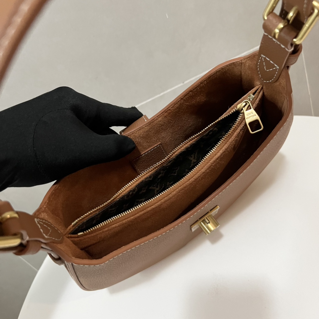 LV-low key shoulder bag