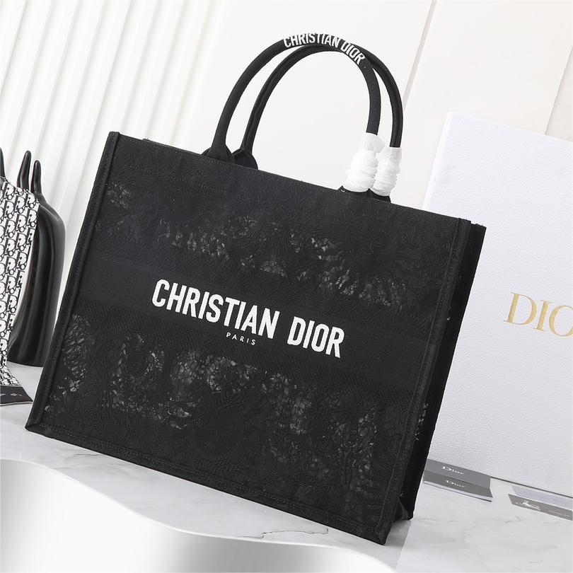 Dior-Book Tote lenvol des papillons dévoile nos désirs aux étoiles