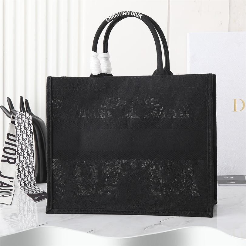 Dior-Book Tote lenvol des papillons dévoile nos désirs aux étoiles