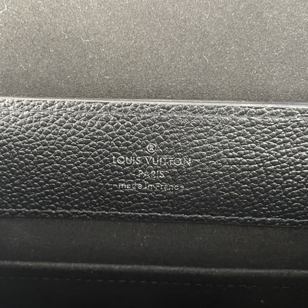 LV-LOCKME EVER Mini Black Handbag