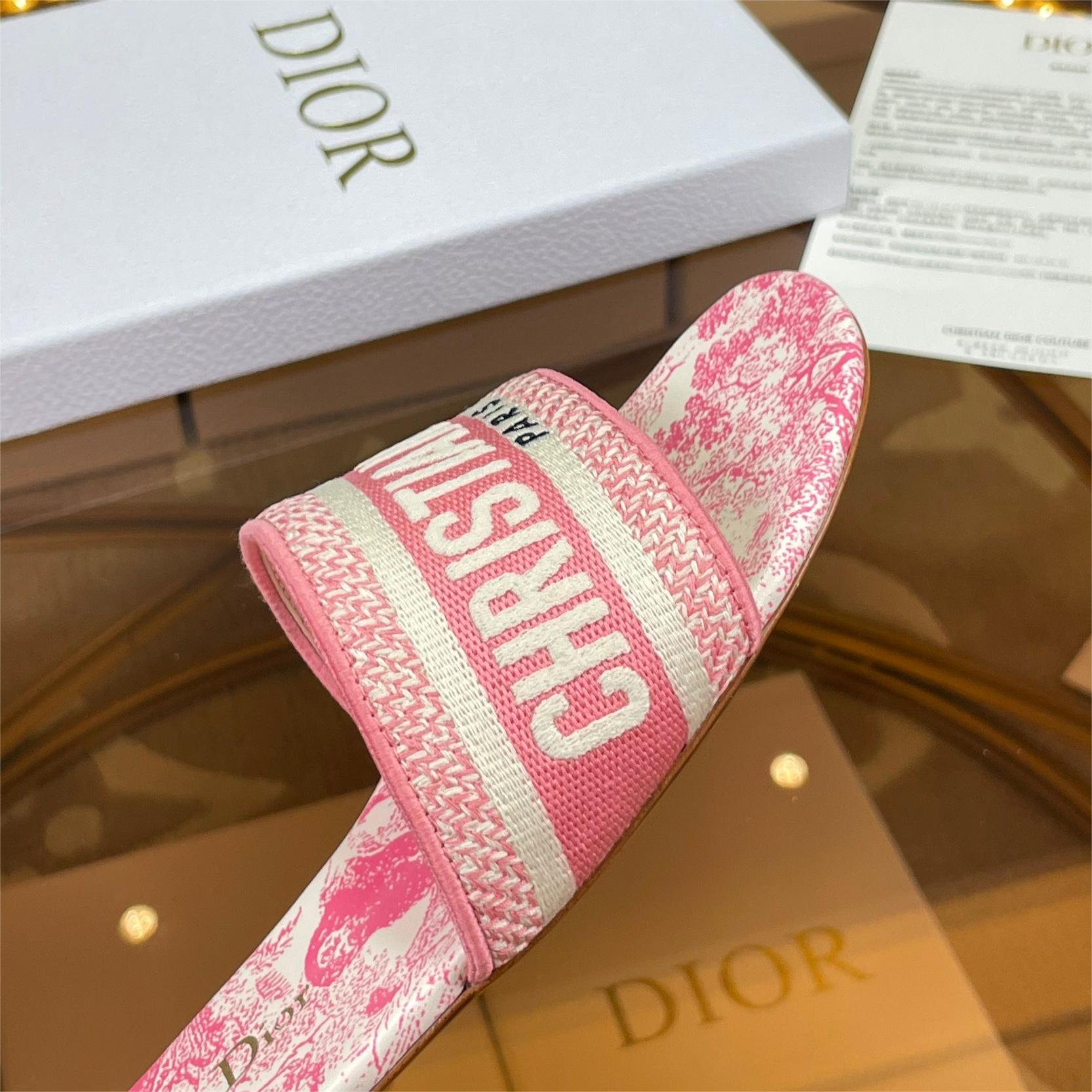 Dior-One line embroidery flat bottom