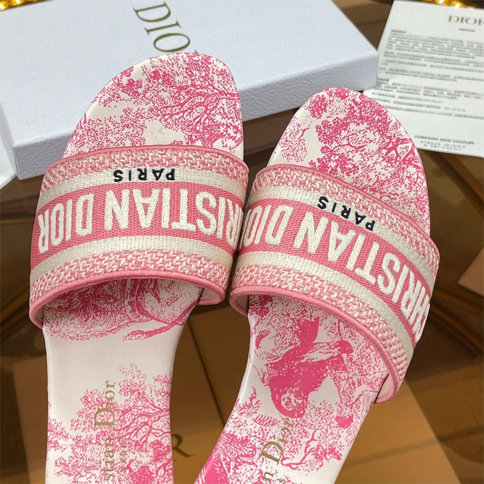 Dior-One line embroidery flat bottom