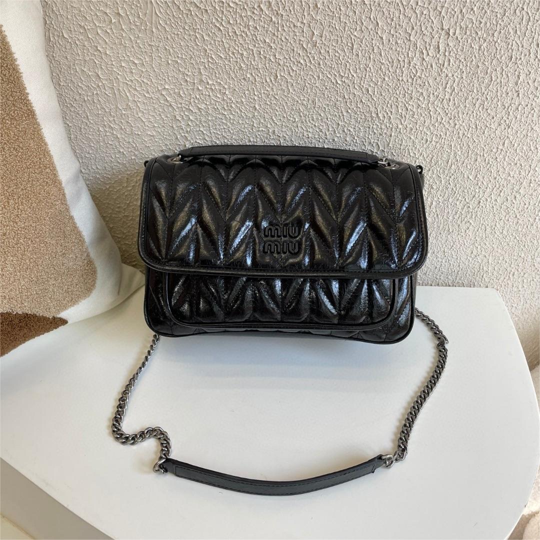 MIU MIU- Wrinkled mailman bag