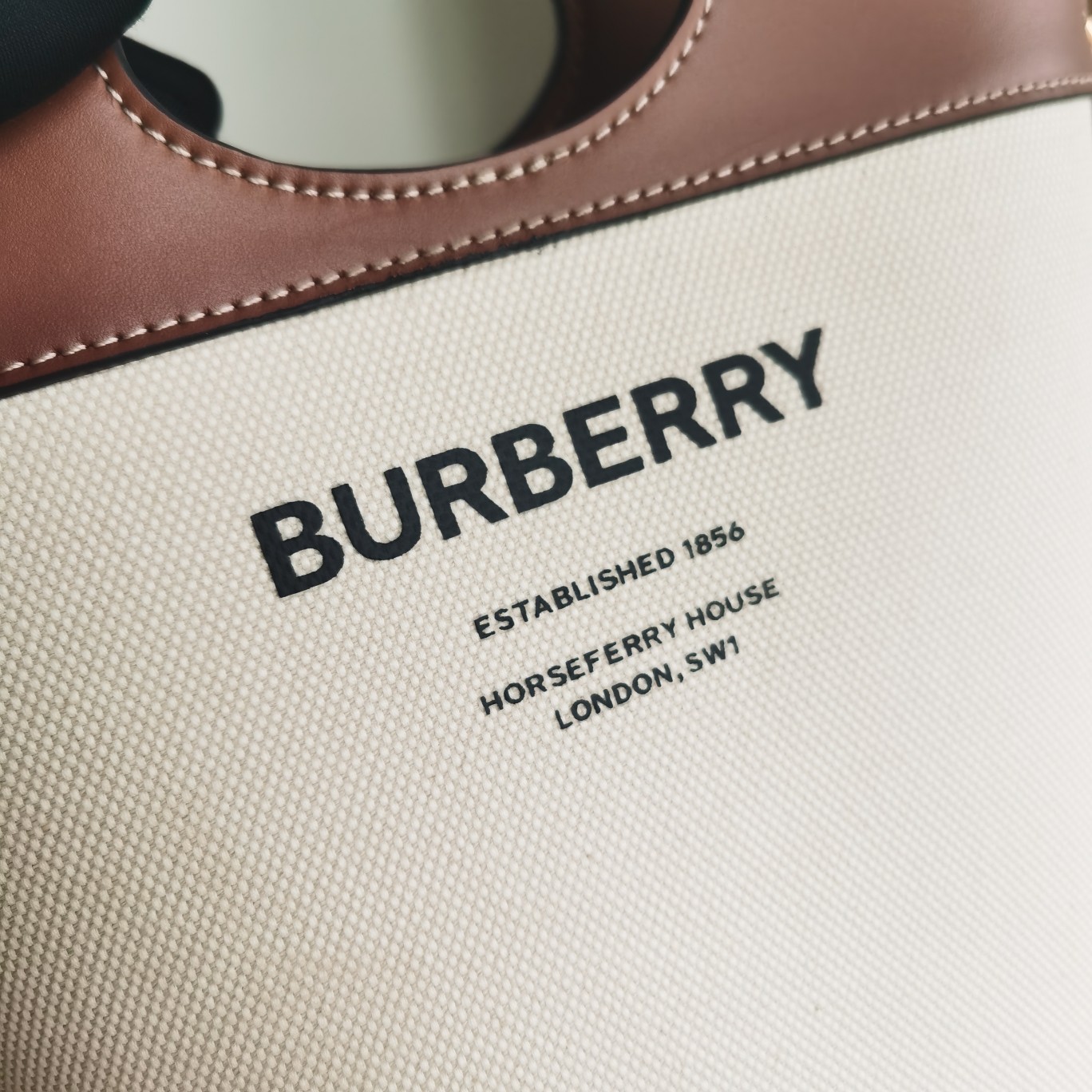Burberry-bucket pocket