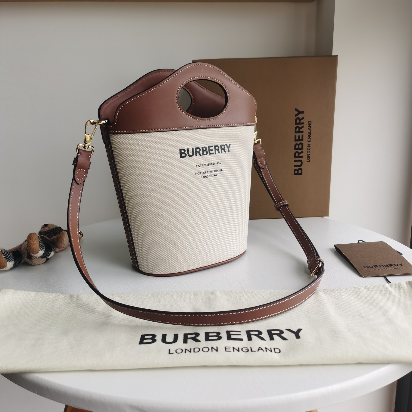 Burberry-bucket pocket