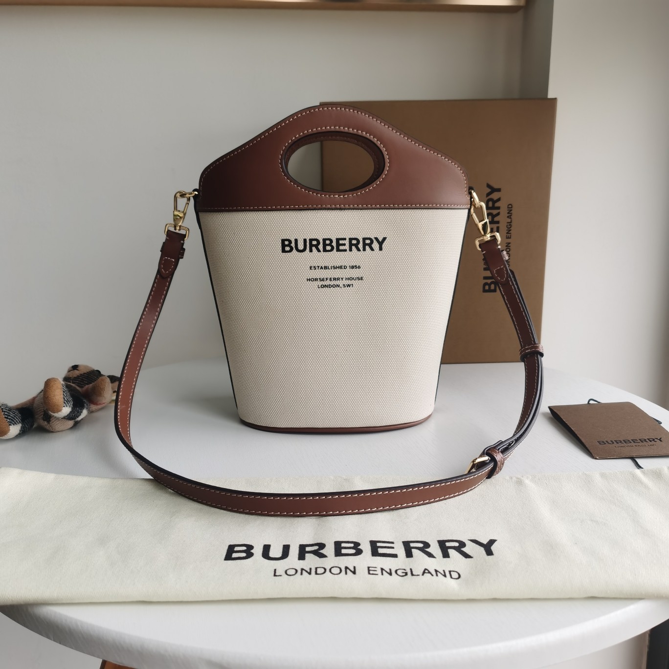 Burberry-bucket pocket
