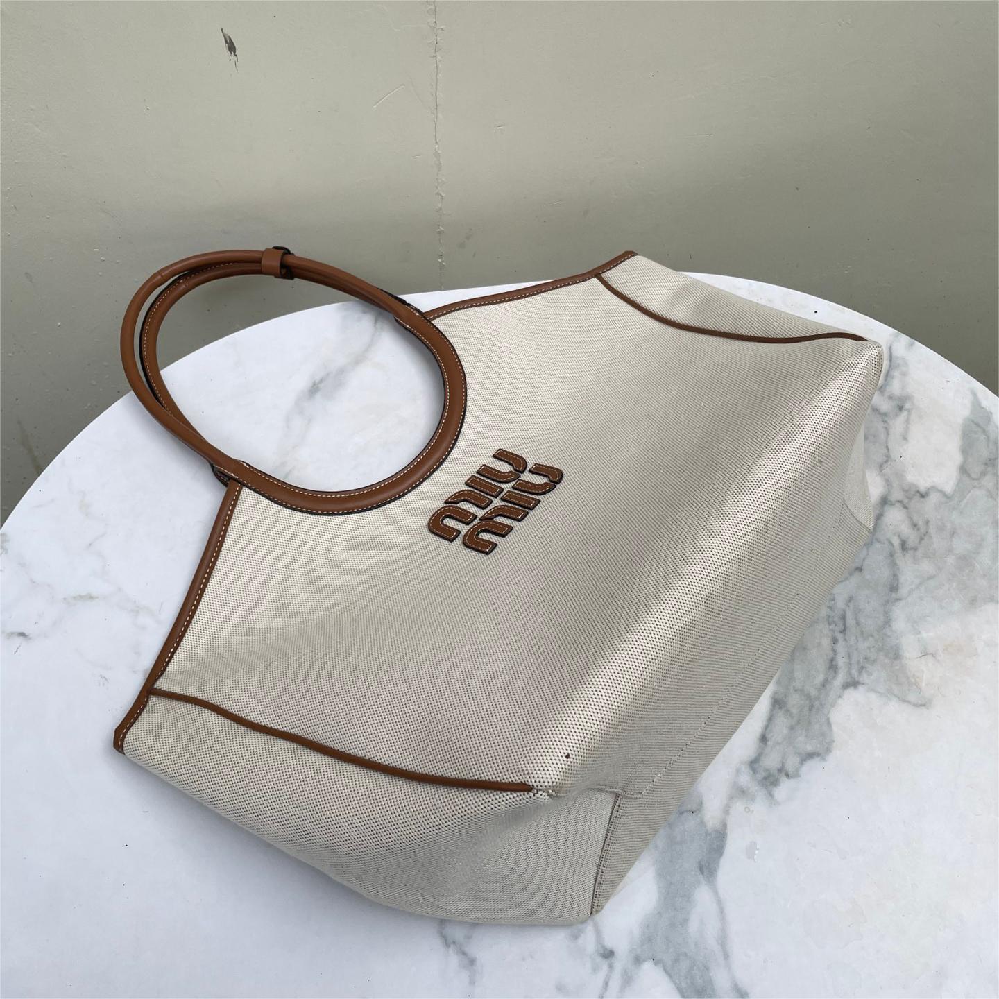 MIU MIU-isetan popup ivy