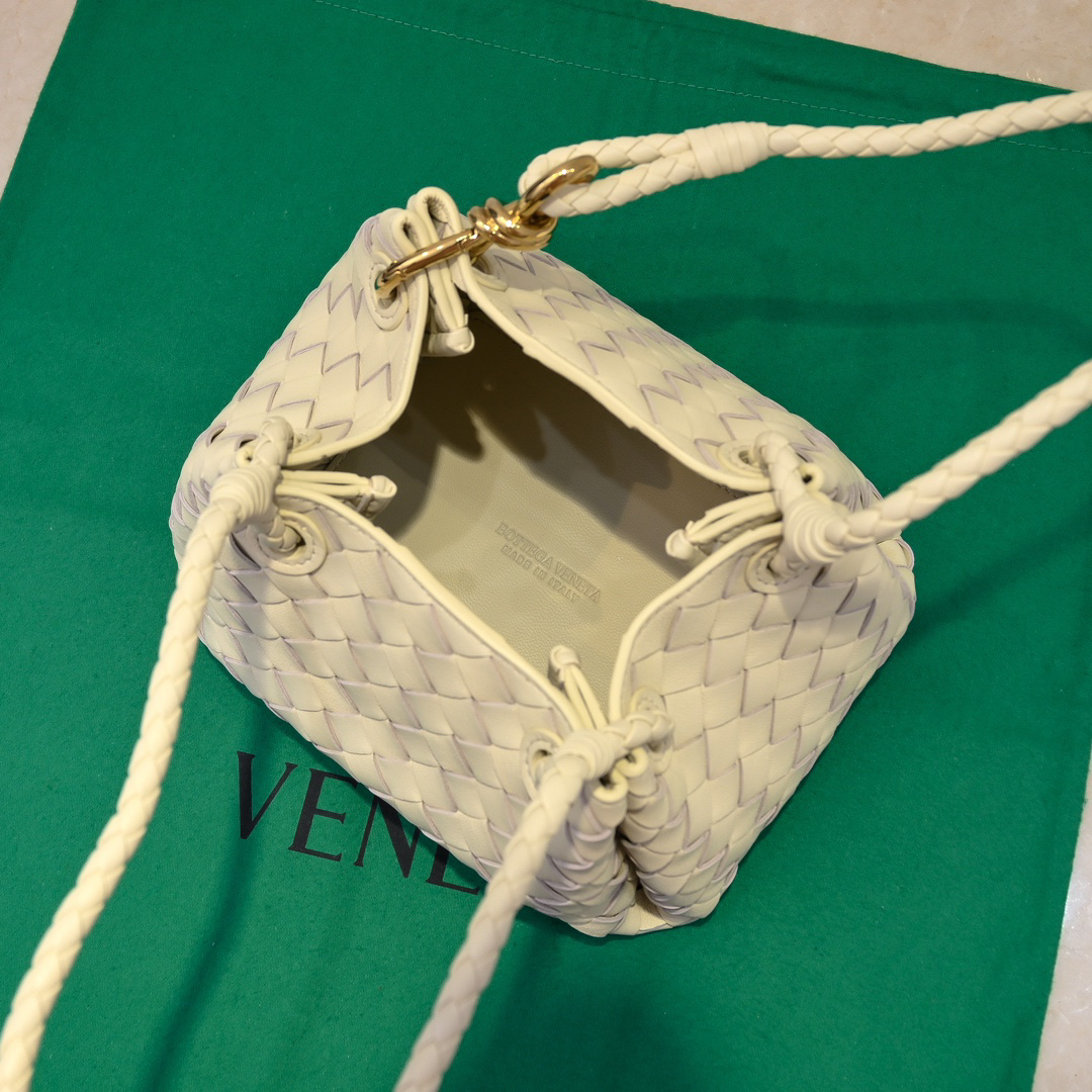 BV-Parachute Classic Weaving and Knot Knot Handbag