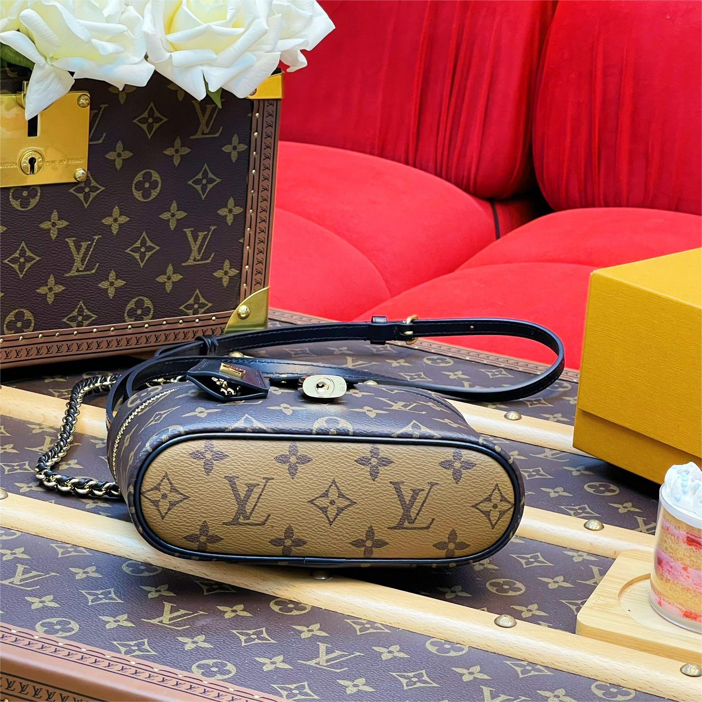 LV-vanity chain pouch
