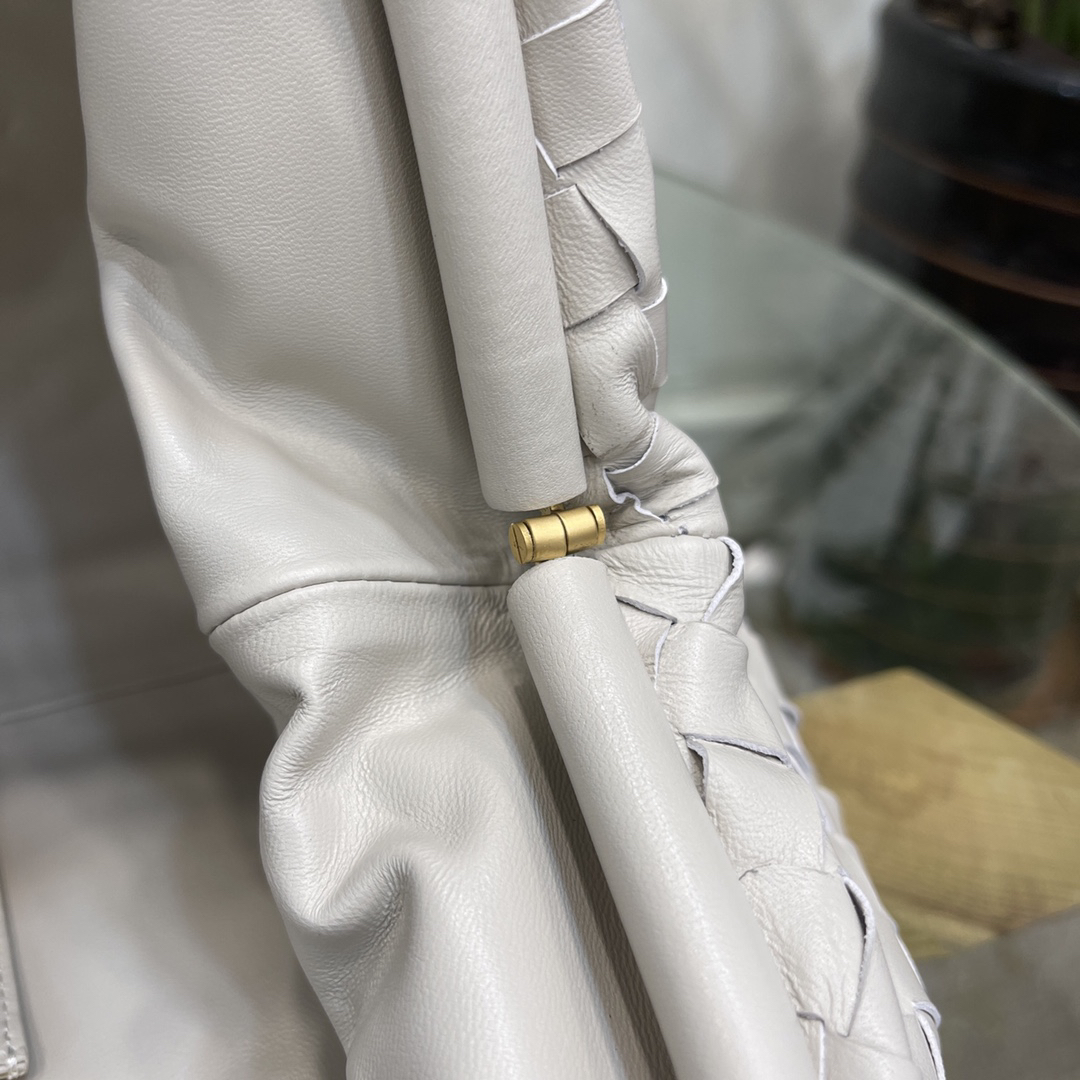 BV-The Pouch Woven Cloud Bag