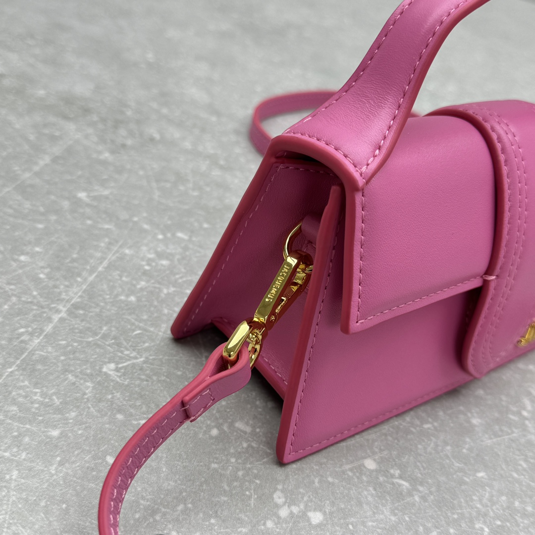 Jacquemus-Bamnino's new pink crossbody bag