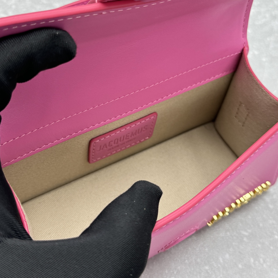 Jacquemus-Bamnino's new pink crossbody bag
