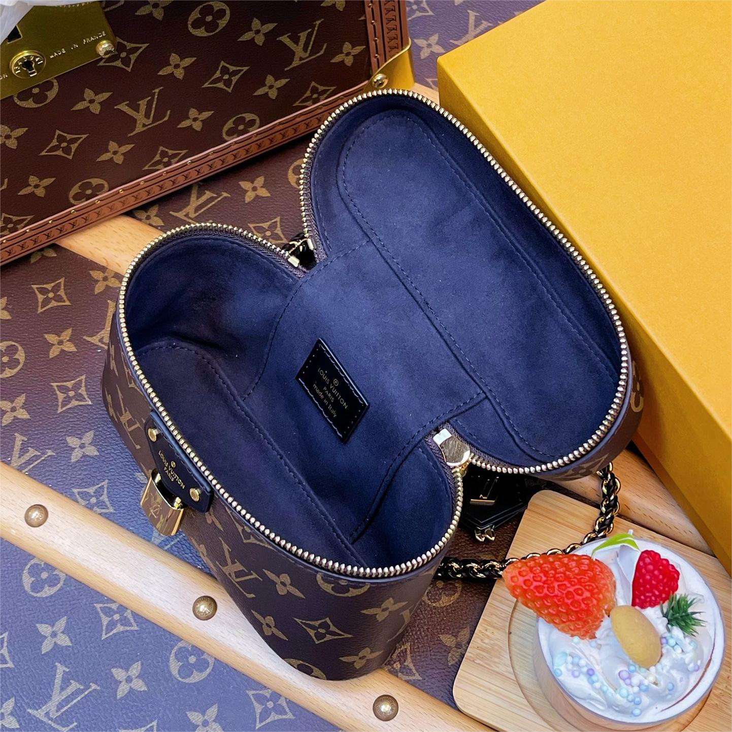 LV-vanity chain pouch