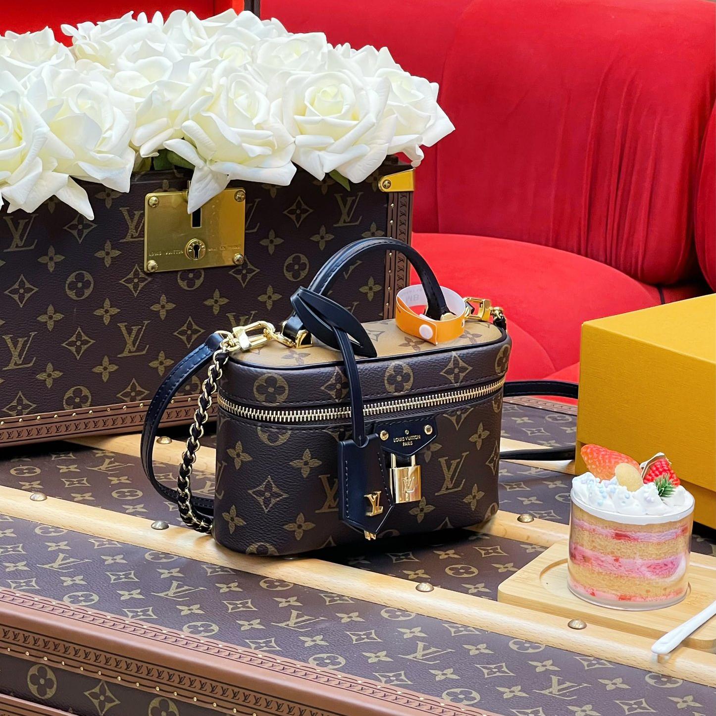 LV-vanity chain pouch