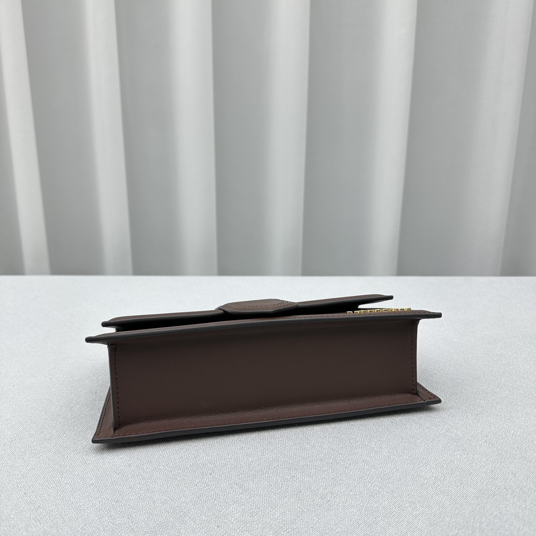 Jacquemu-Bamnino's new crossbody bag in chocolate color