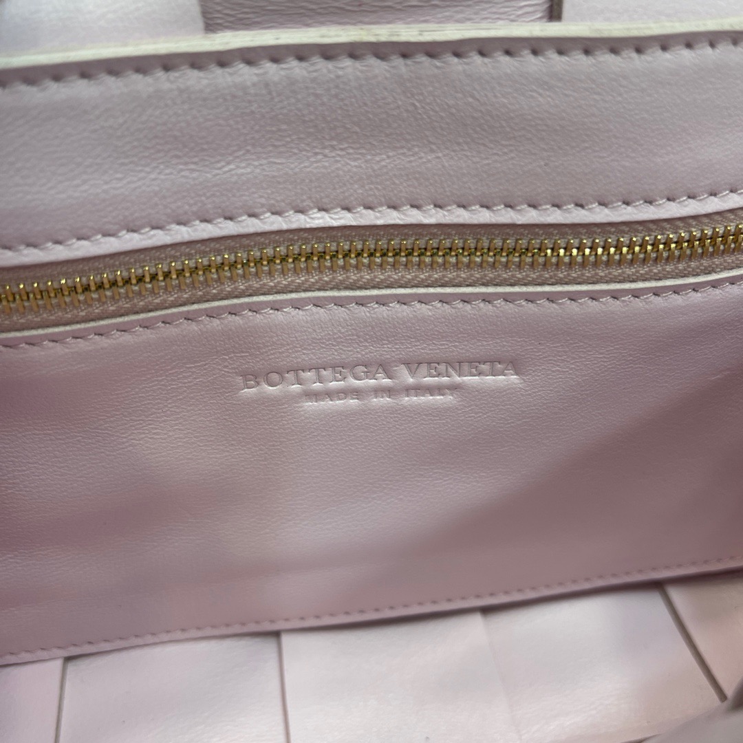 BV-Cassette woven crossbody bag