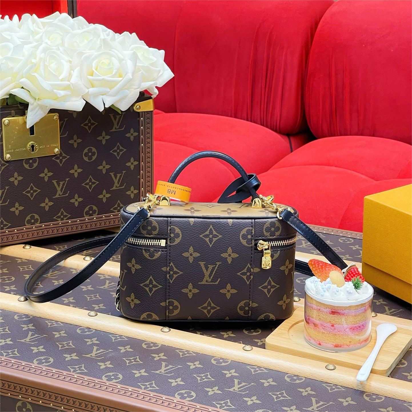 LV-vanity chain pouch