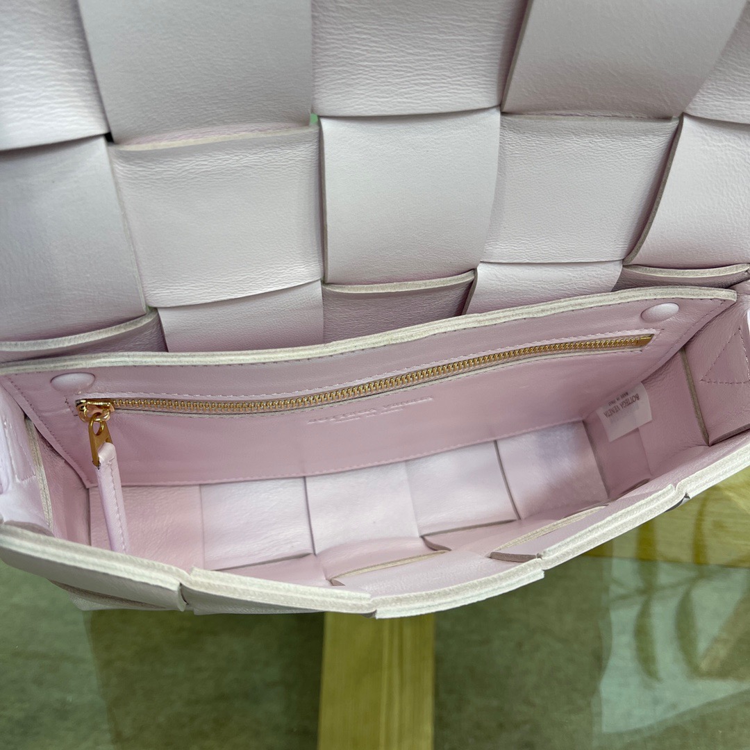 BV-Cassette woven crossbody bag