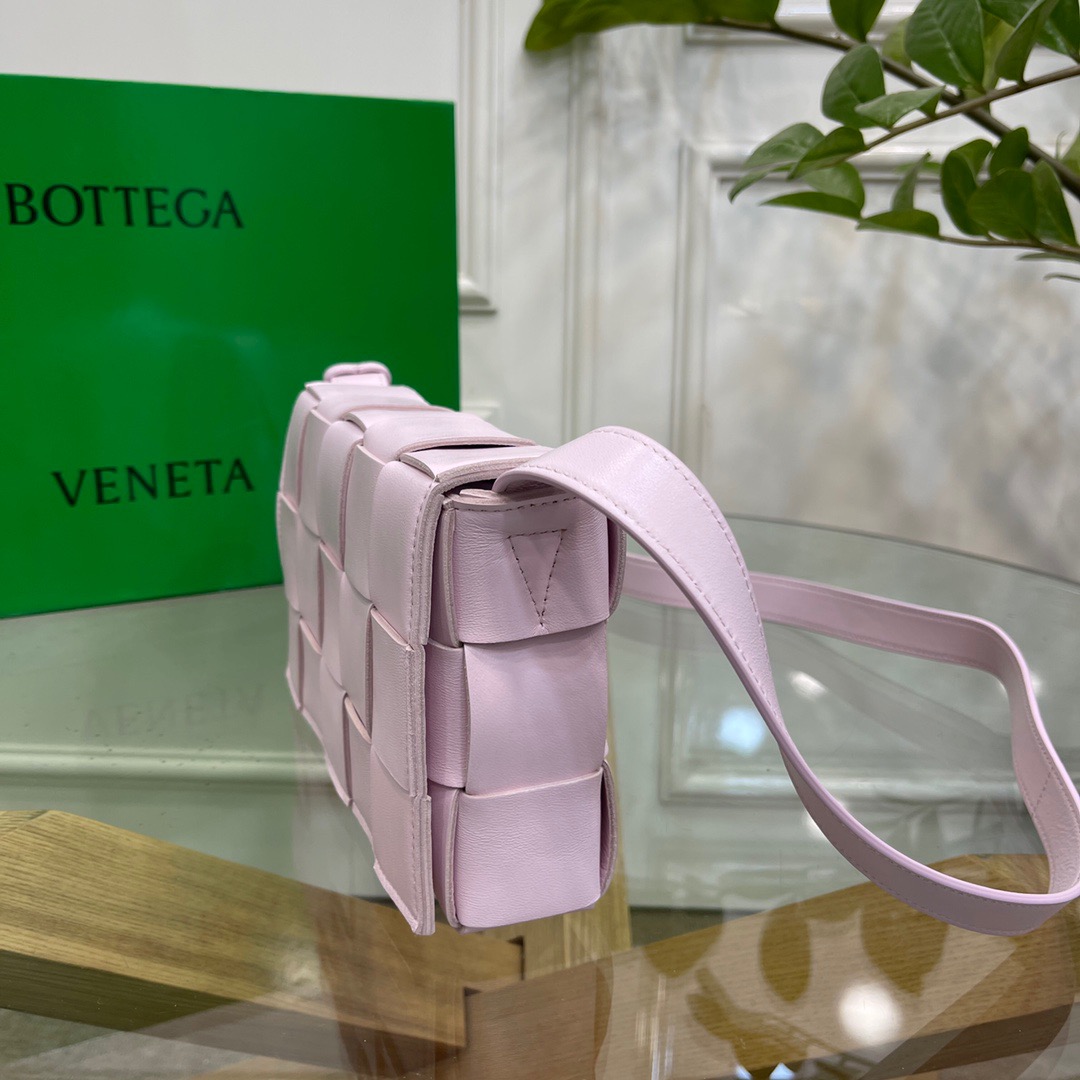 BV-Cassette woven crossbody bag