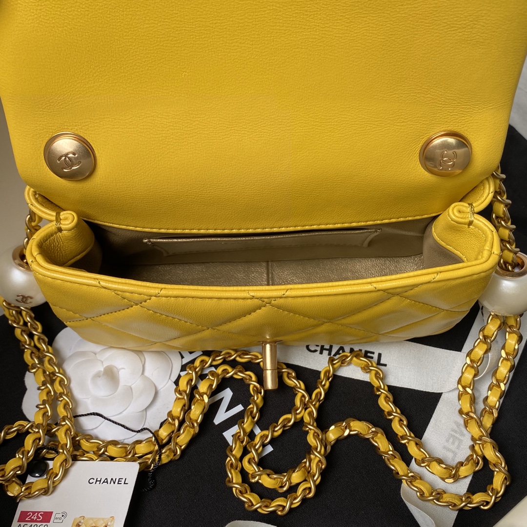 Chanel-Small cap bag with pearl like lambskin metal yellow