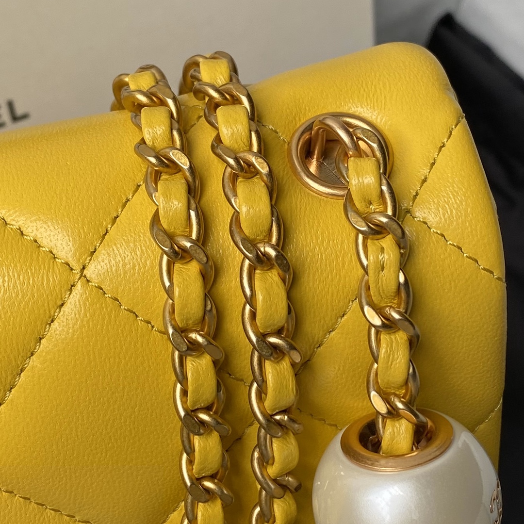 Chanel-Small cap bag with pearl like lambskin metal yellow