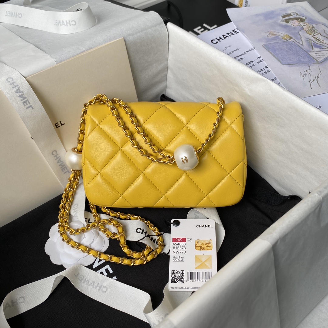 Chanel-Small cap bag with pearl like lambskin metal yellow