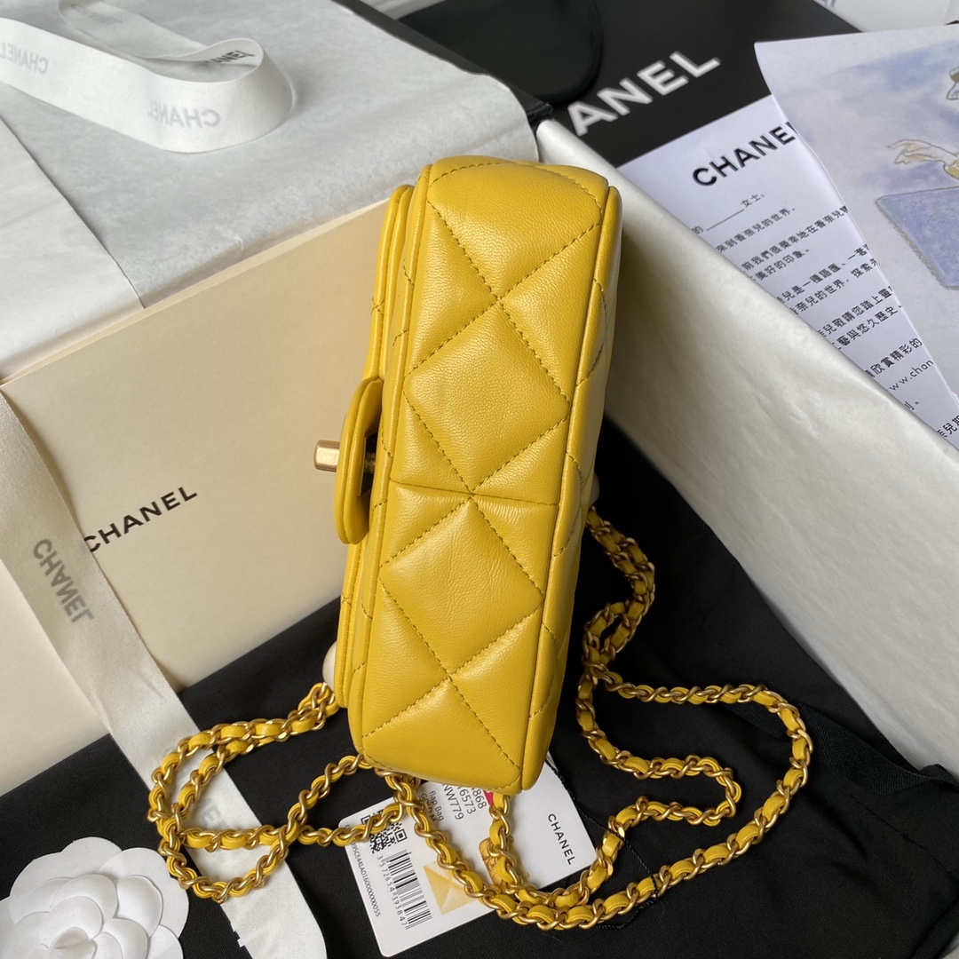 Chanel-Small cap bag with pearl like lambskin metal yellow
