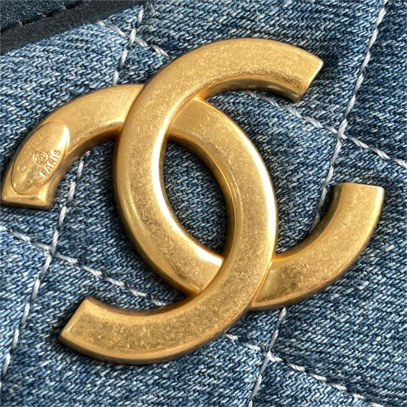 Chanel-Hippie bag washed with denim and gold metallic blue