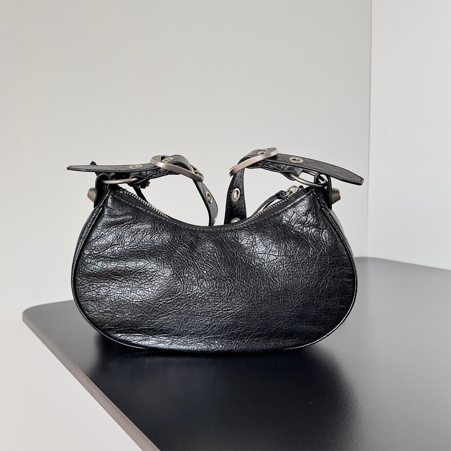 Balenciaga-Le Cagole locomotive rivet element