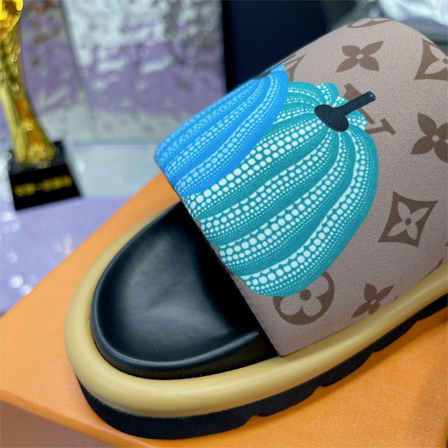 LV-Embossed slippers
