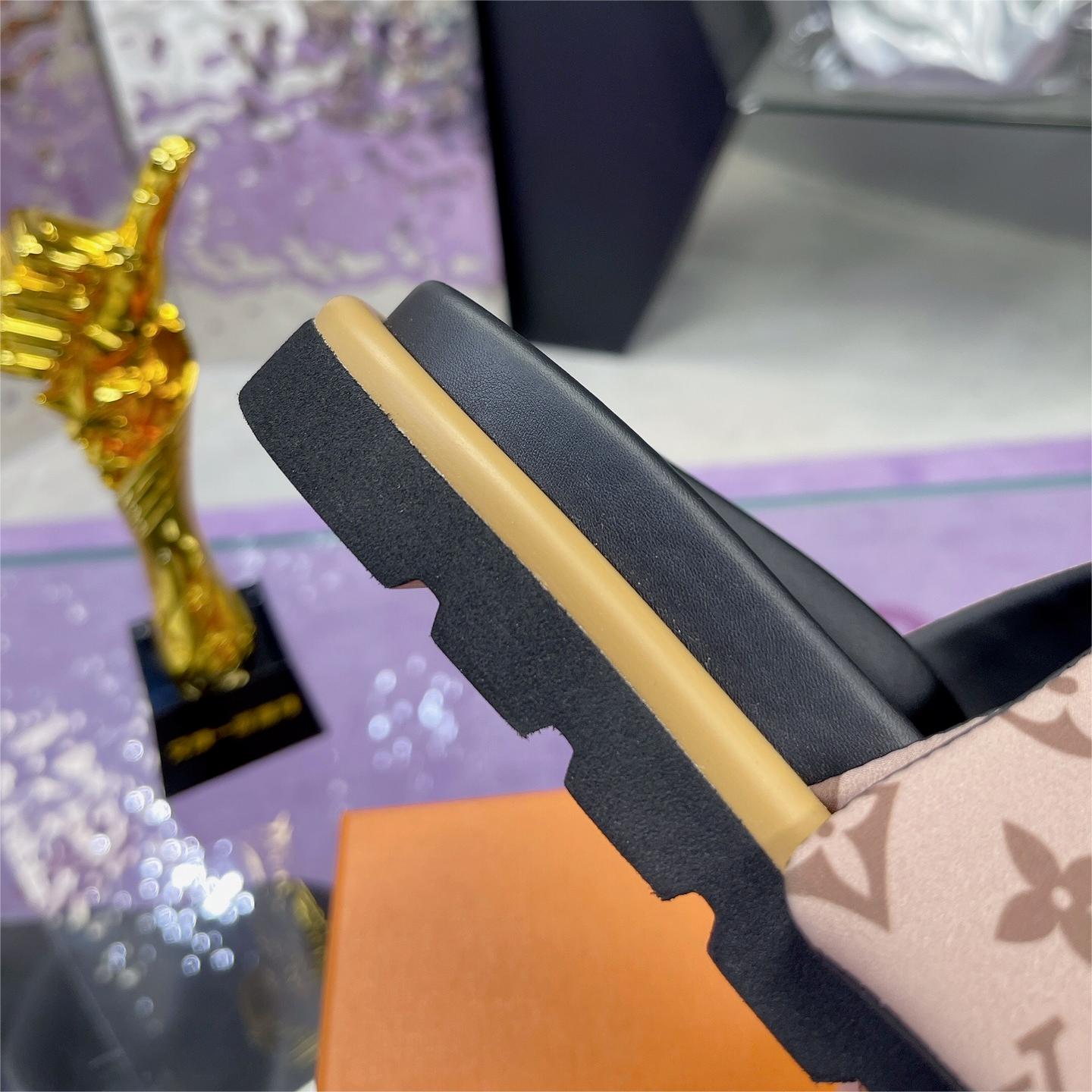 LV-Embossed slippers