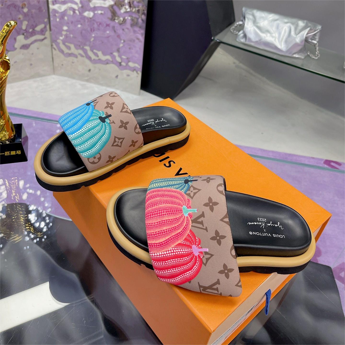 LV-Embossed slippers
