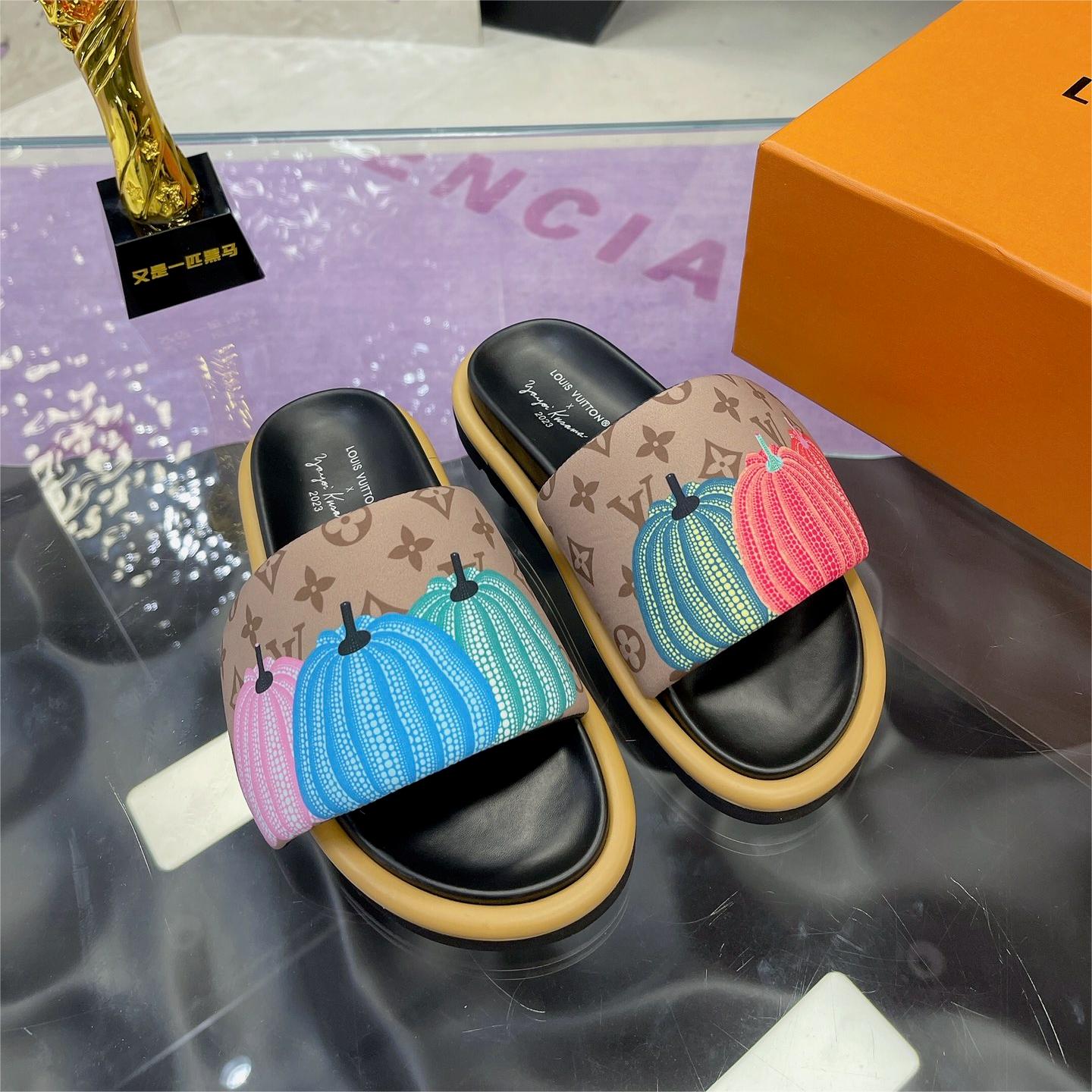 LV-Embossed slippers