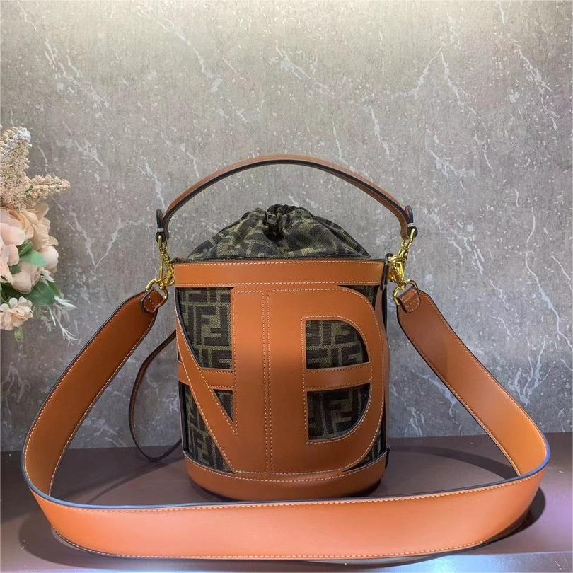 FENDI-Step out small bucket bag