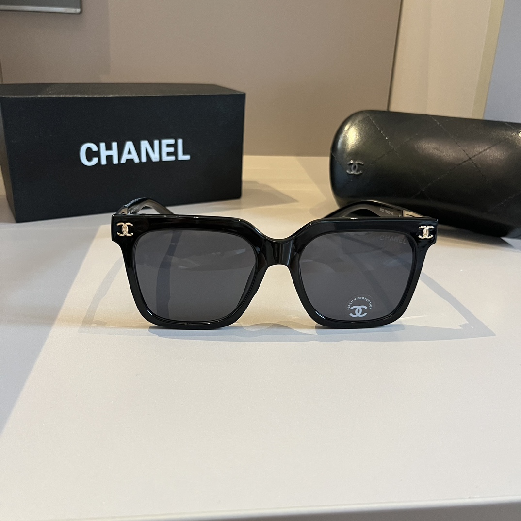 Chanel-generous framed Sunglasses
