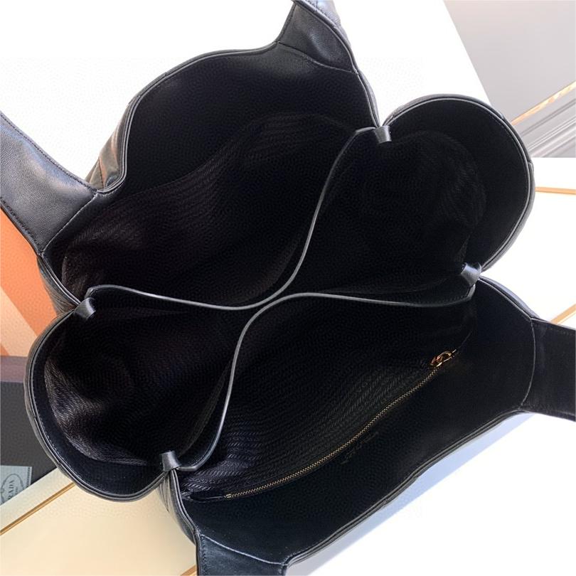 Prada-Large shopping bag, wandering bag