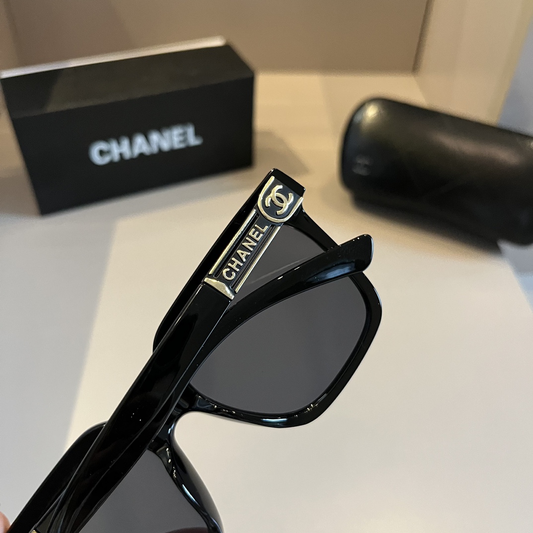 Chanel-generous framed Sunglasses