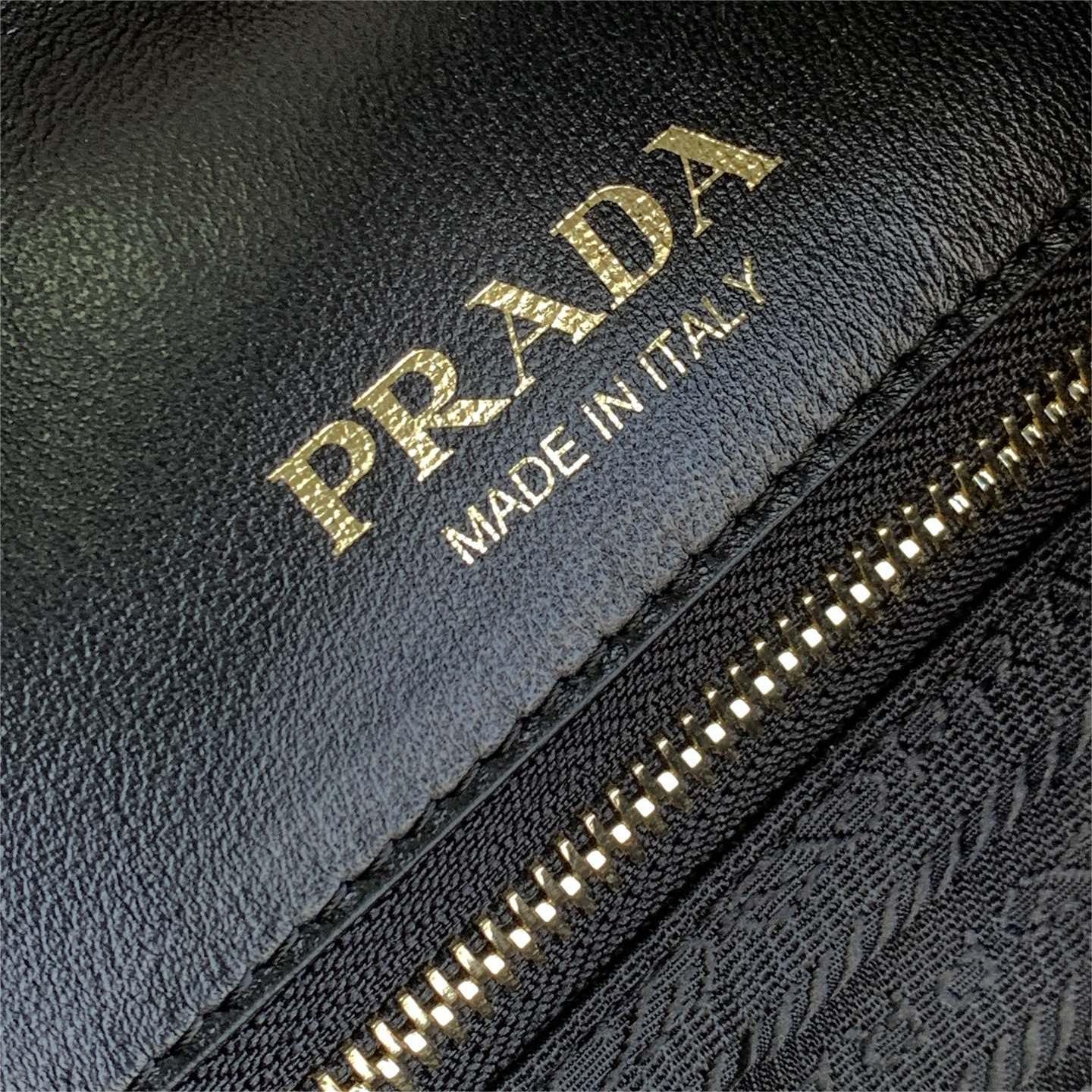 Prada-Large shopping bag, wandering bag