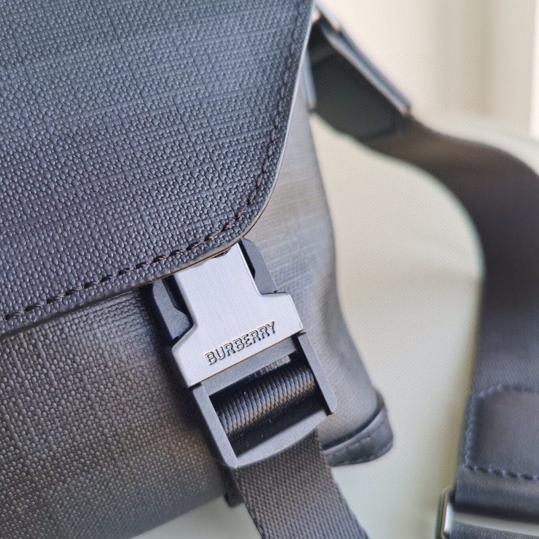 Burberry-messenger