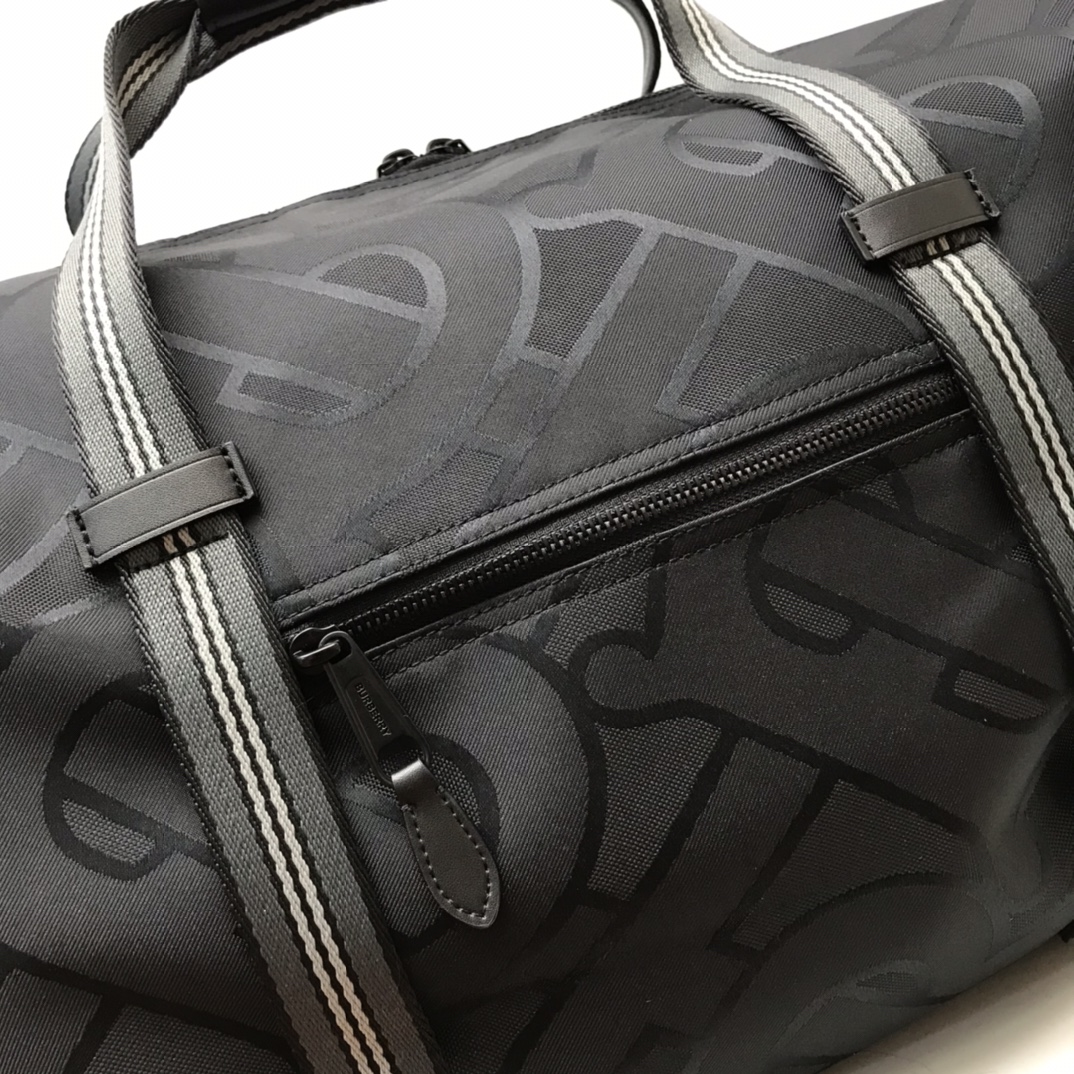 Burberry-Travel bag made of nylon waterproof material