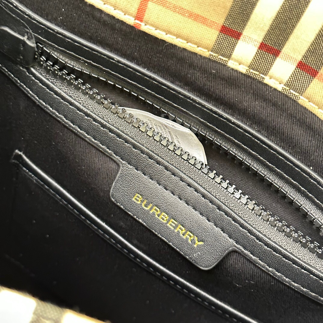 Burberry-Bouguer pattern square shaped college style