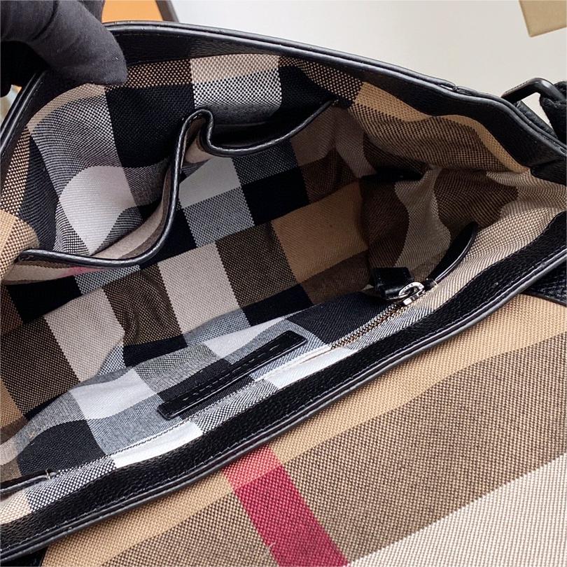 Burberry-Thick leather material mailman bag