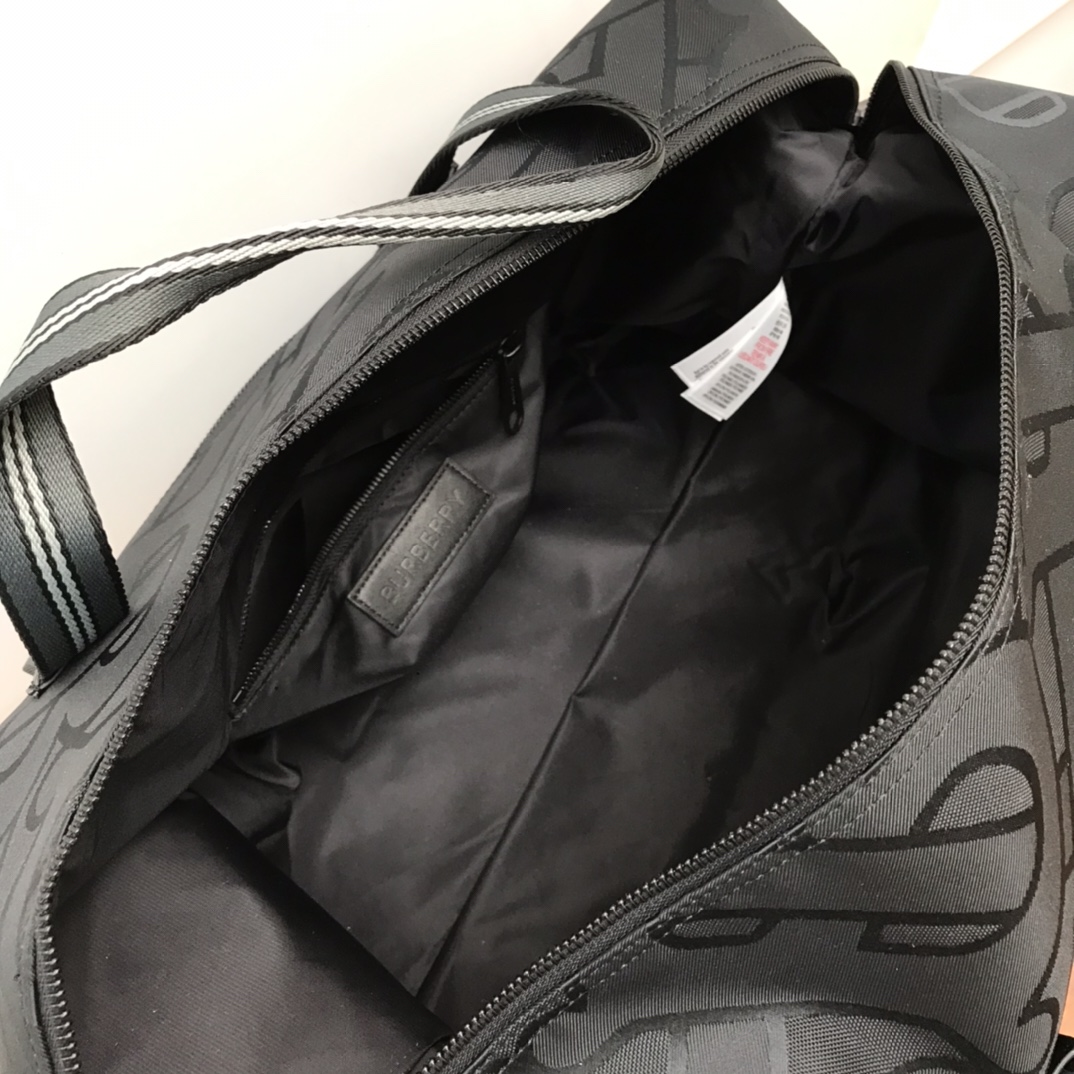 Burberry-Travel bag made of nylon waterproof material